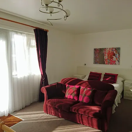 Sarum מלון דירות 4*