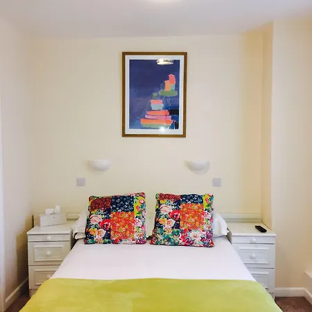 מלון דירות Sarum 4*