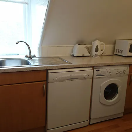Sarum מלון דירות 4*