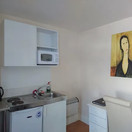 Sarum מלון דירות 4*