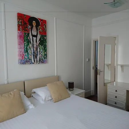 Sarum アパートホテル